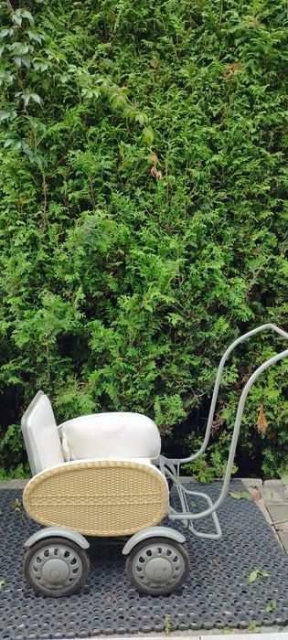 Stary wózek dziecięcy lata 60