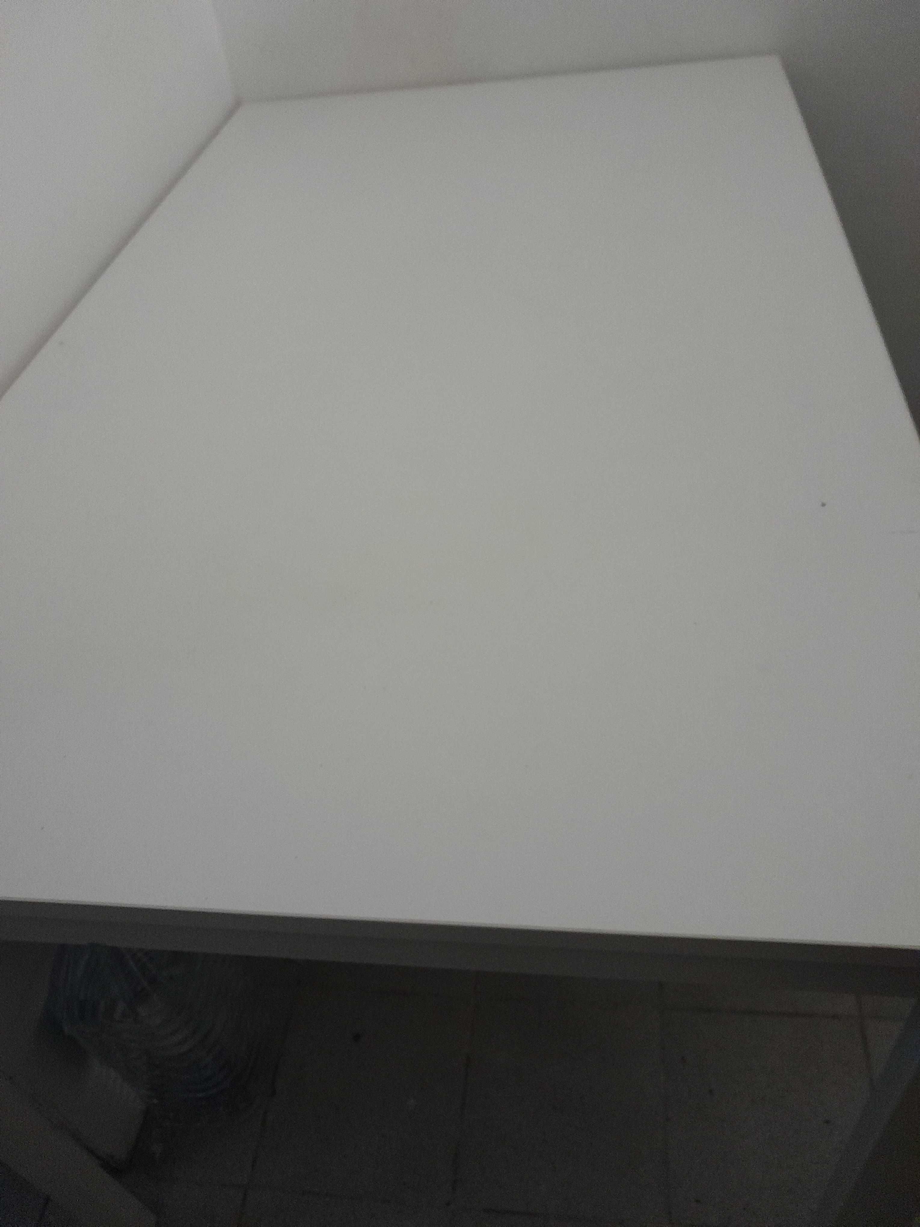 Mesa usada como nova branca