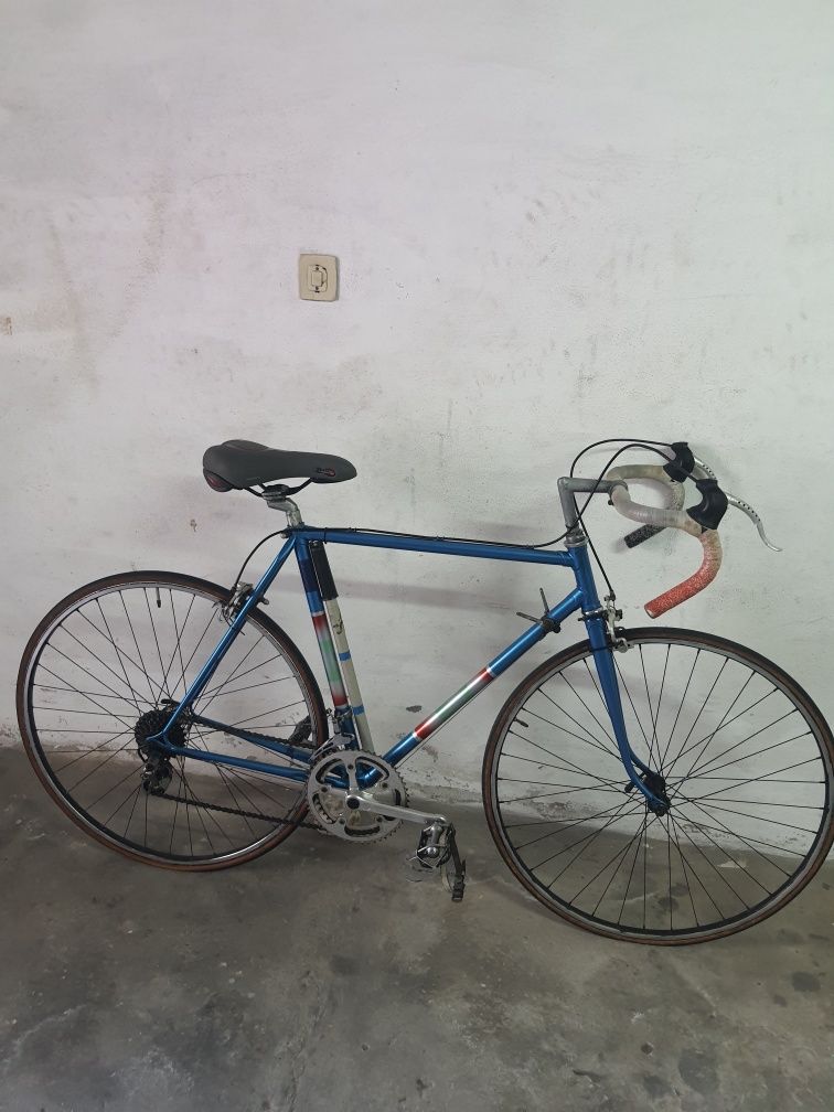 Bicicletas antigas novas