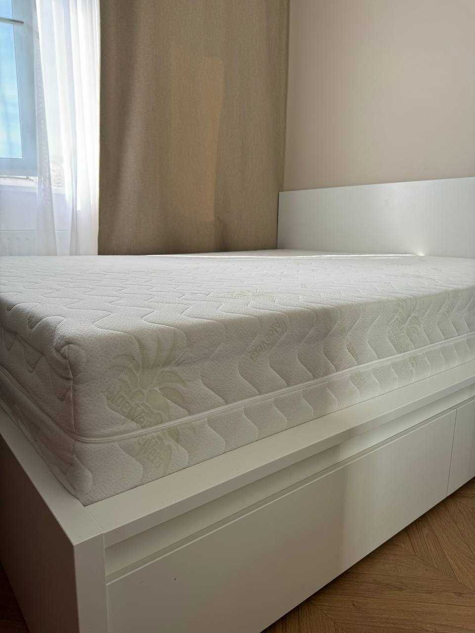 Sprzedam materac 200/160/30. Wysoki i solidny w bardzo dobrym stanie
