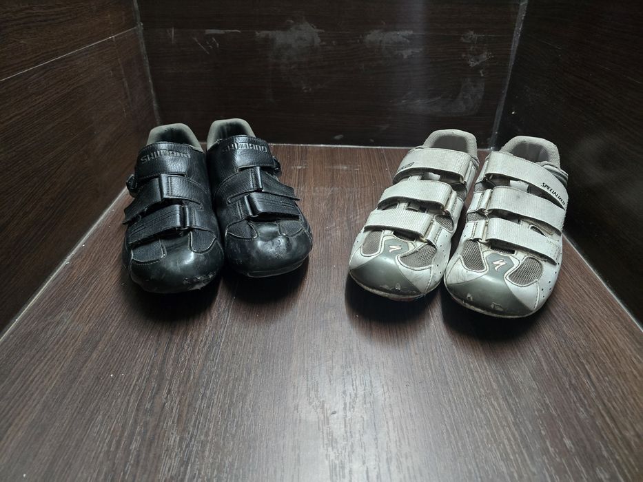 Capacete sapatos e selim ciclismo