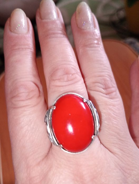 Продам срібний перстень,масівний,камінь корал