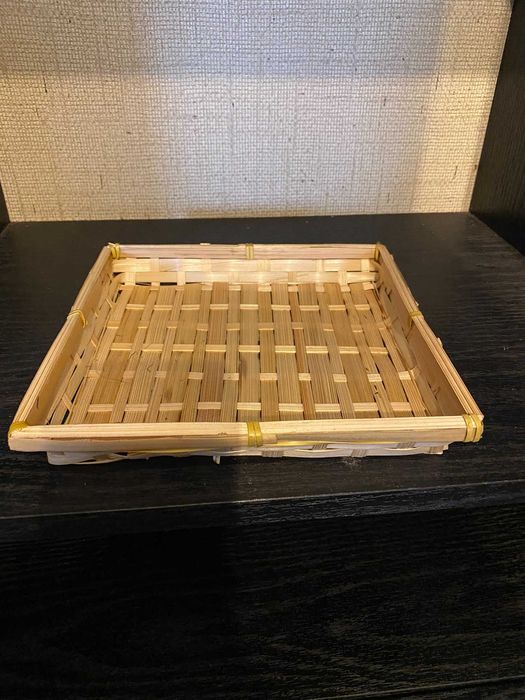 tabuleiro estilo cesta de verga clara