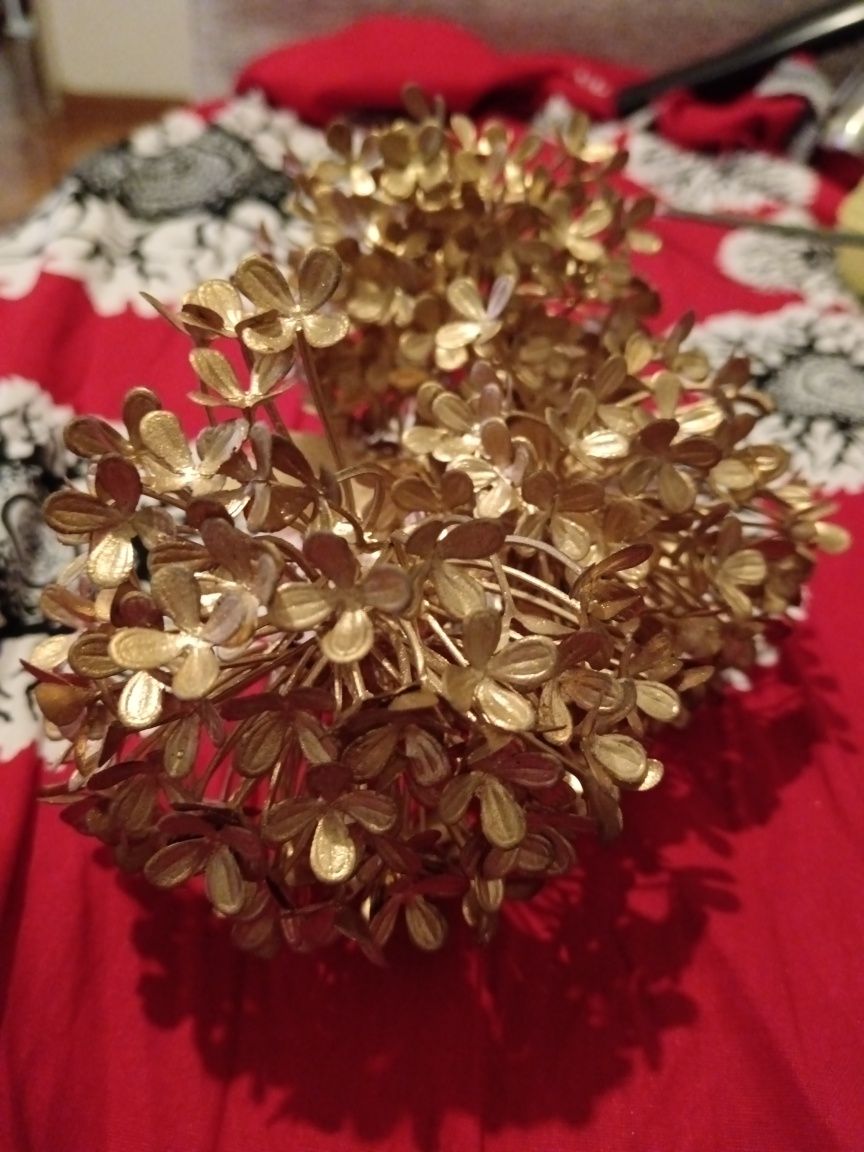 Flor de plástico dourada
