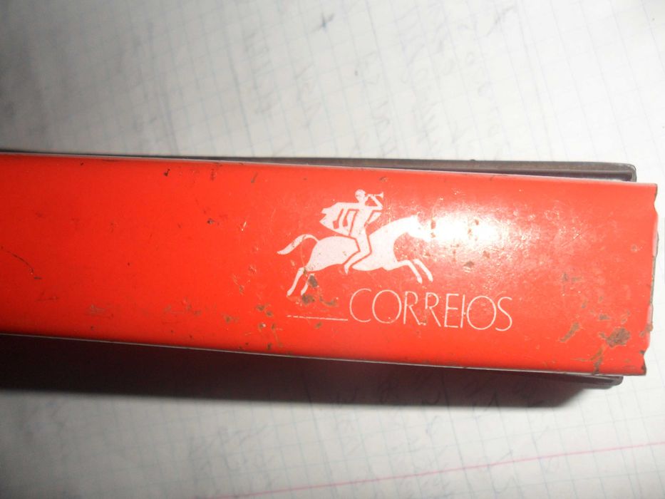 Candeeiro, ferro, agrafador CTT, cadeiras