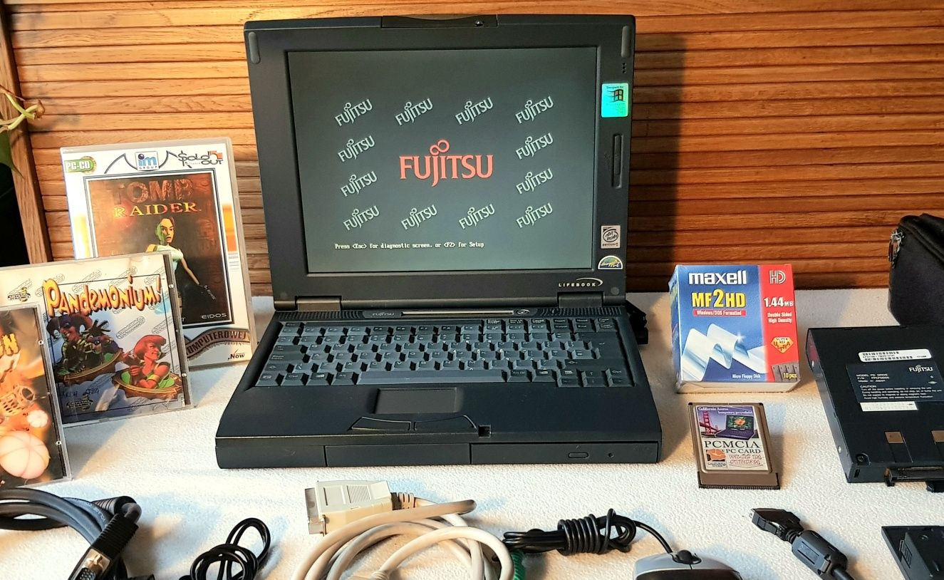 Fujitsu lifebook e330/ 1998r./ retro laptop/ duży zestaw/ Win98