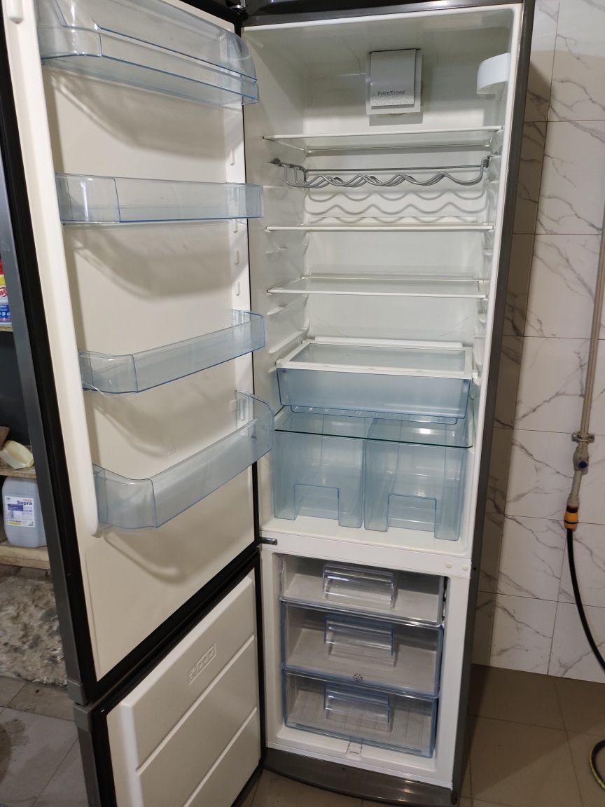 Холодильник Elektrolux. 200 cm, з Європи. Металік