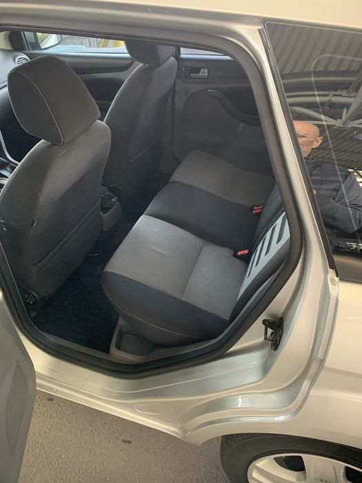 Продам серебристый Ford Focus 2010