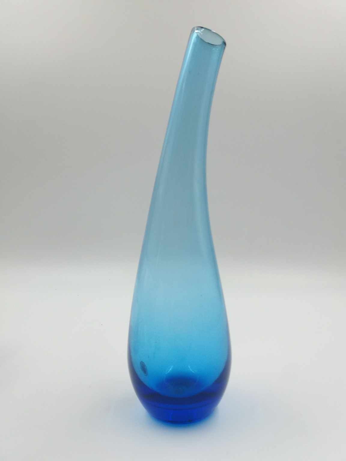 Ładny wysoki szklany ręcznie wykonany wazon w niebieskim kolorze