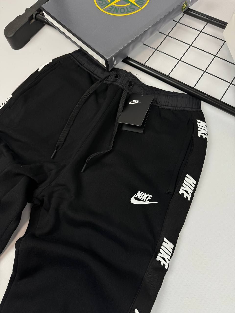 Спортивні штани Nike на лампасах (nike pants swoosh tech)