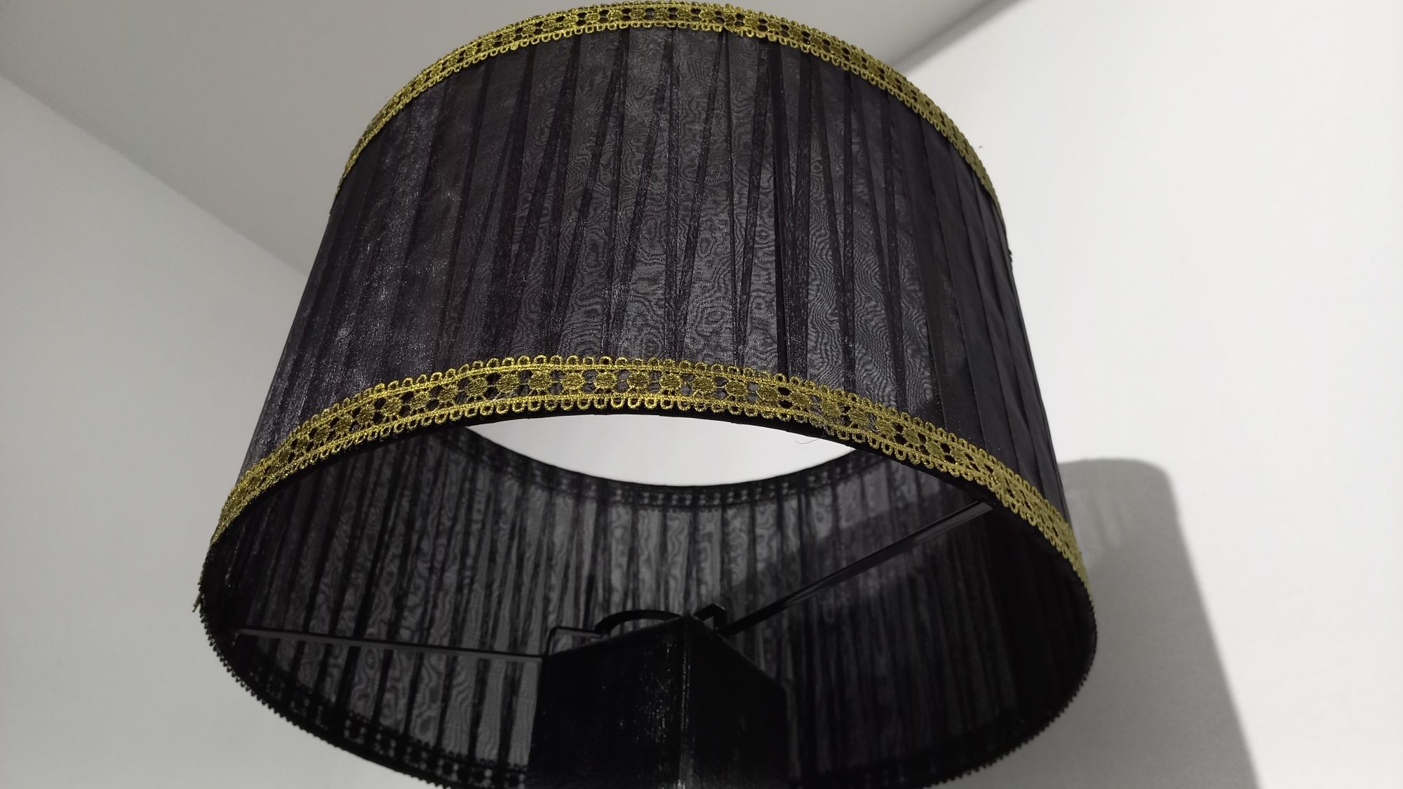 Abajour em tule com galão em dourado