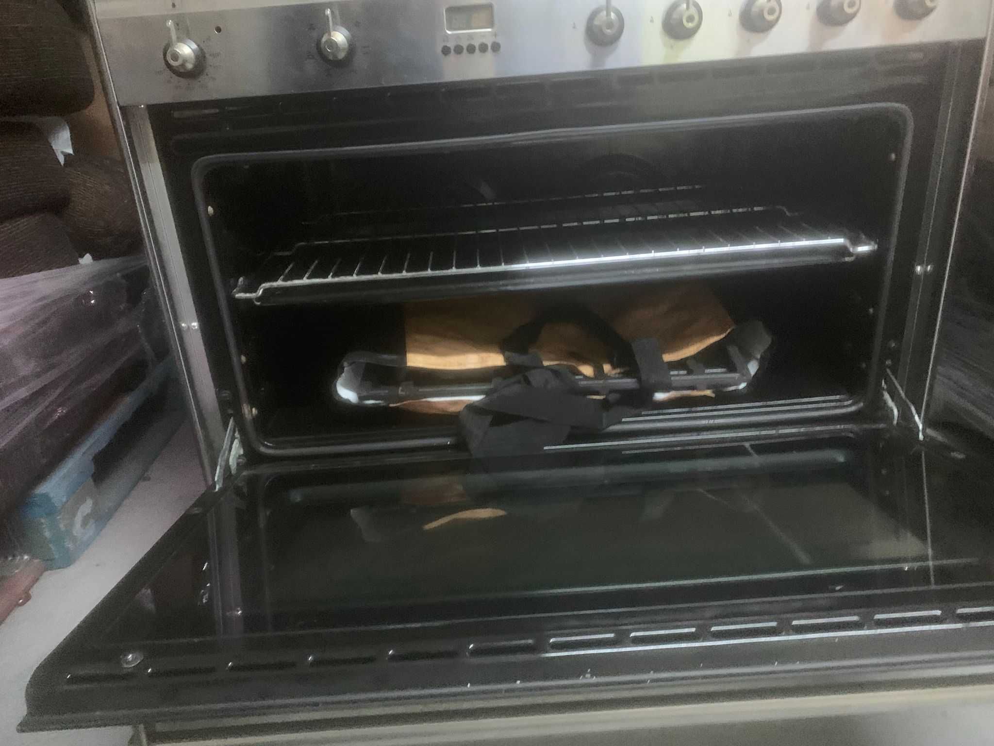 Vendo fogão Smeg semi-industrial, com 5 bocas a gás e forno eléctrico