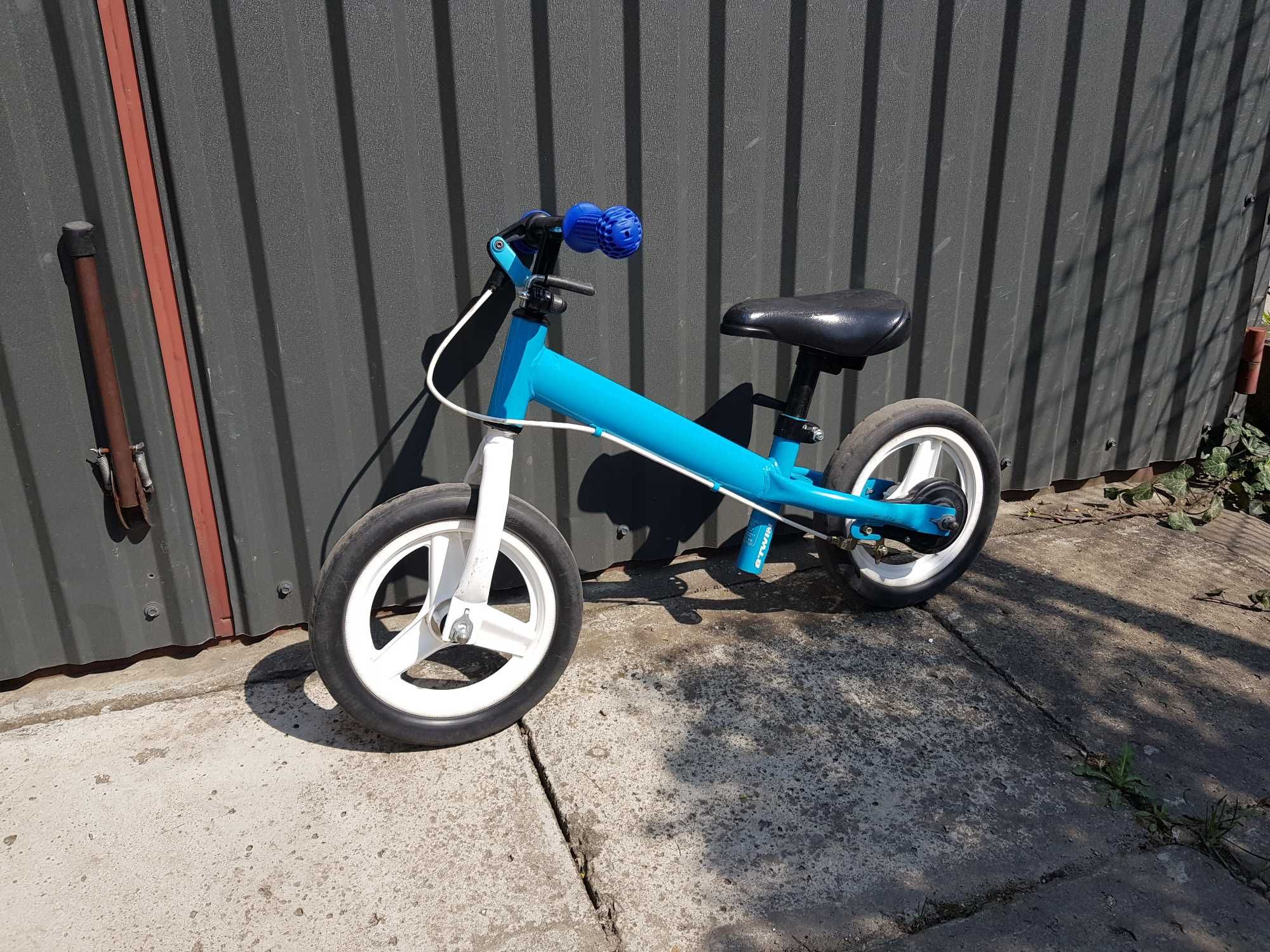 B-TWIN solidny rowerek dziecięcy biegowy + gratisy