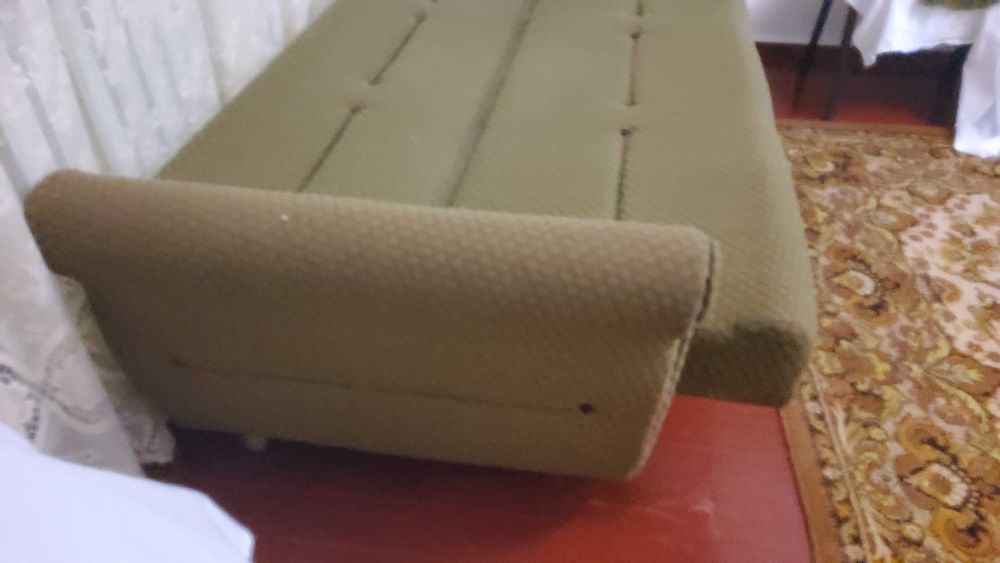 Диван  1.10 на 1.84, натуральное дерево