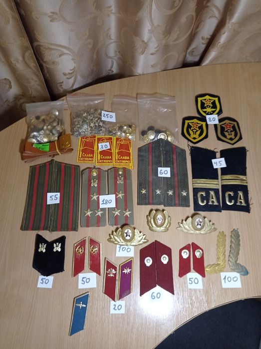 Продаж значків та пагонів