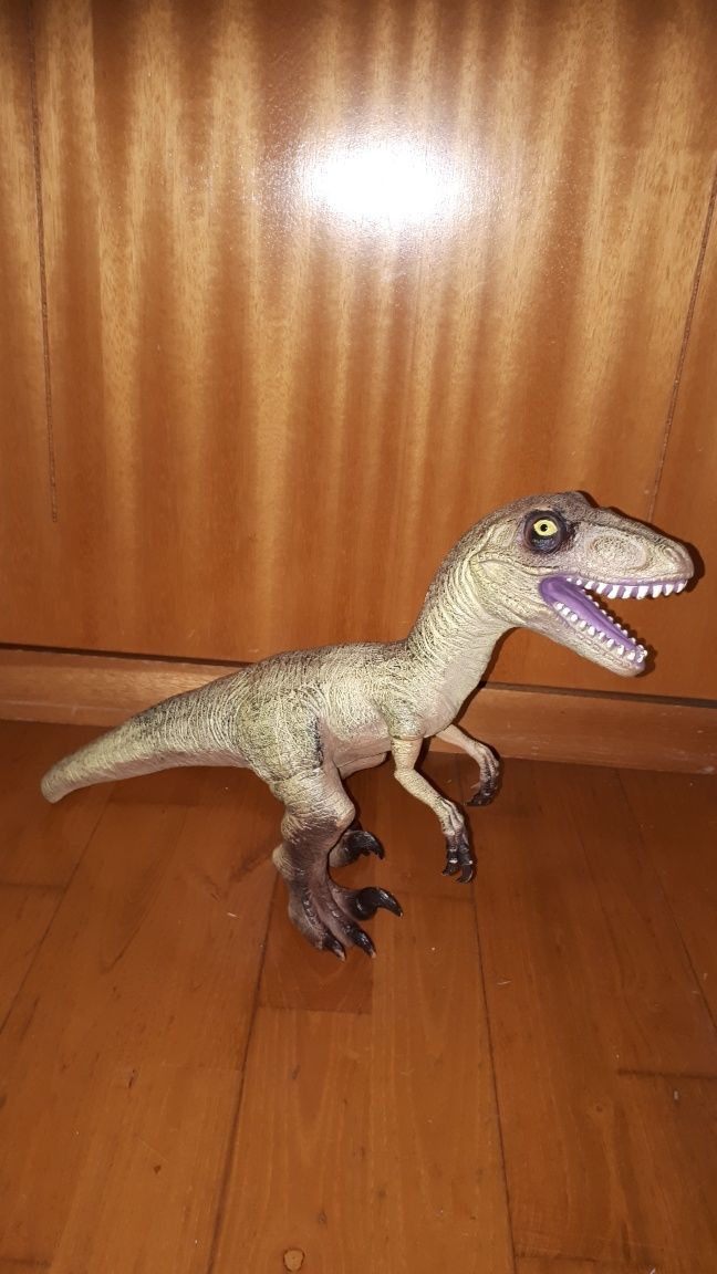 Dinossauro 28 cm por 38 cm