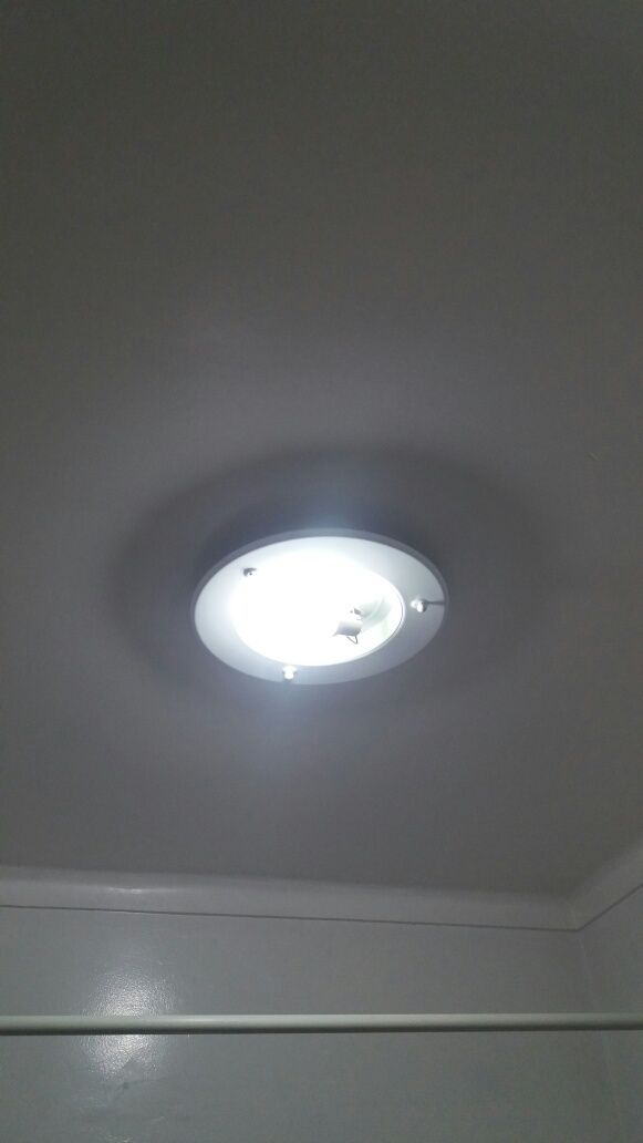 Plafond branco com vidro fosco wc.