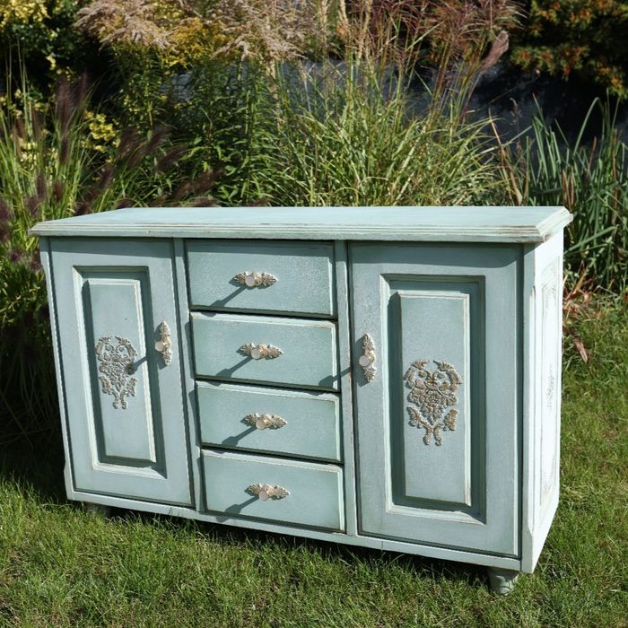 Ręcznie odnowiona komoda drewniana szafka