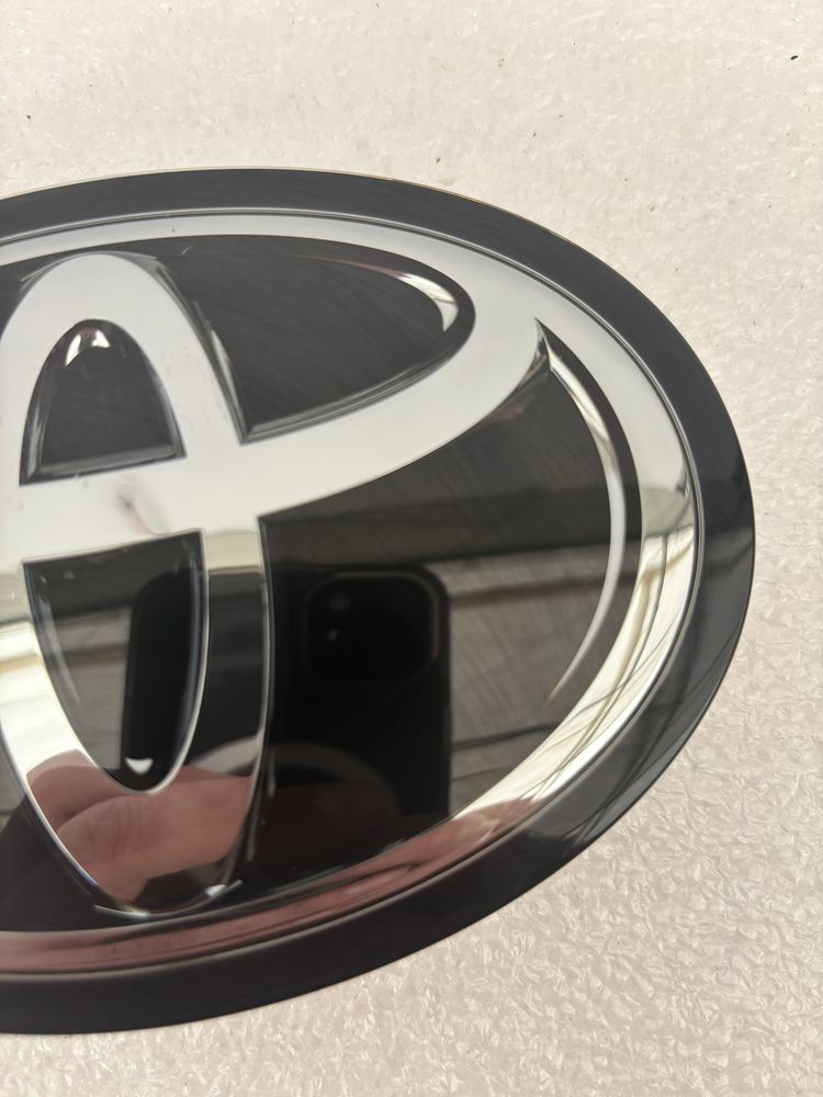 Toyota Corolla E21 sedan emblemat znaczek logo przód pod radar grilla
