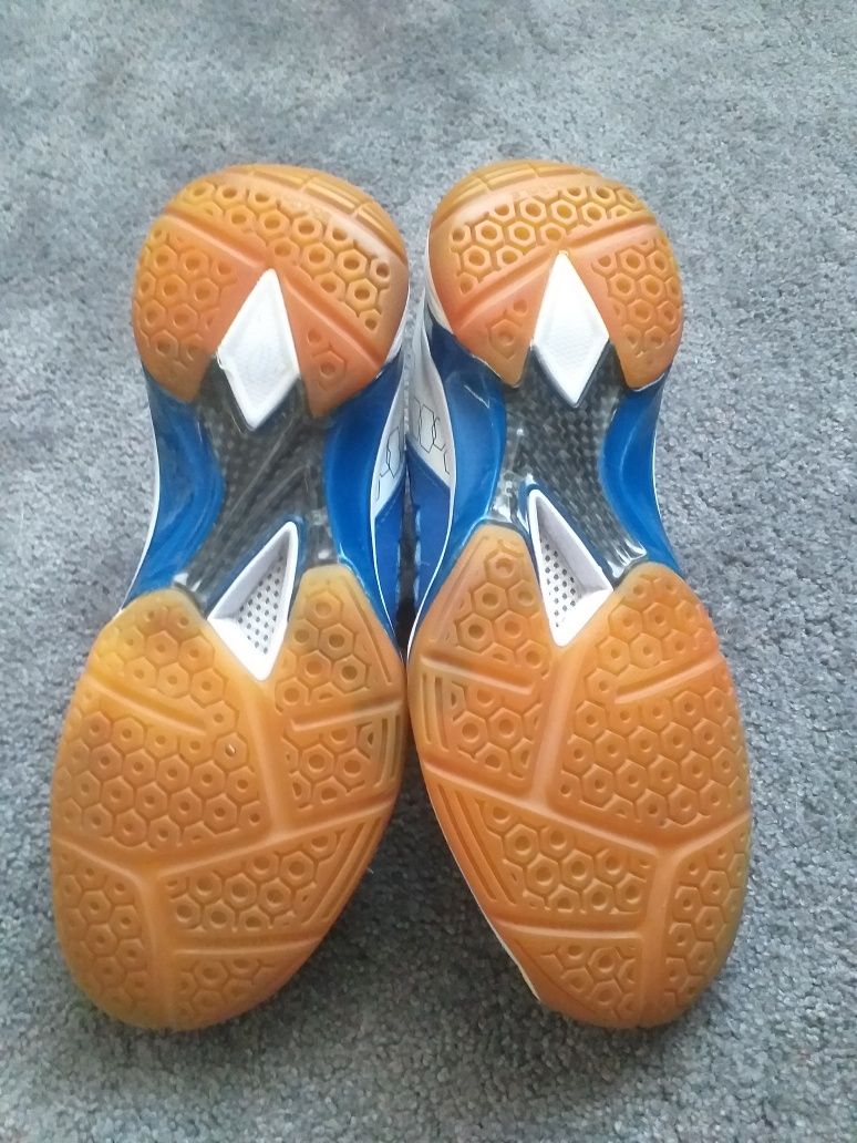 Damskie buty do badmintona YONEX rozm. 38