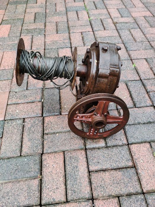 Przekładnia z wyciągarką i kołem pasowym