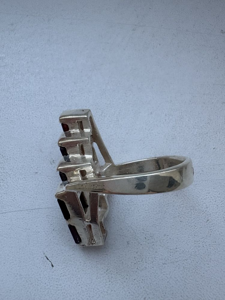 Pierscionek srebrny z granatami r.19
