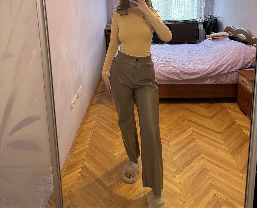 Шкіряні штани прямого крою / бежеве боді / шкіряні бежеві брюки