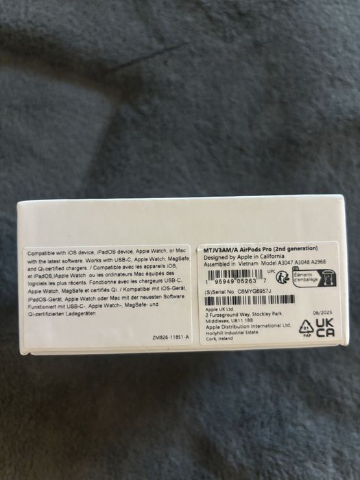 Białe słuchawki „airpods pro”