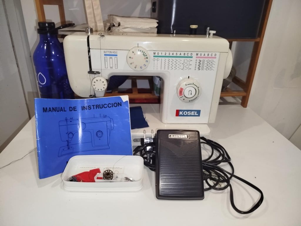 Máquina de costura kosel com mala de transporte
