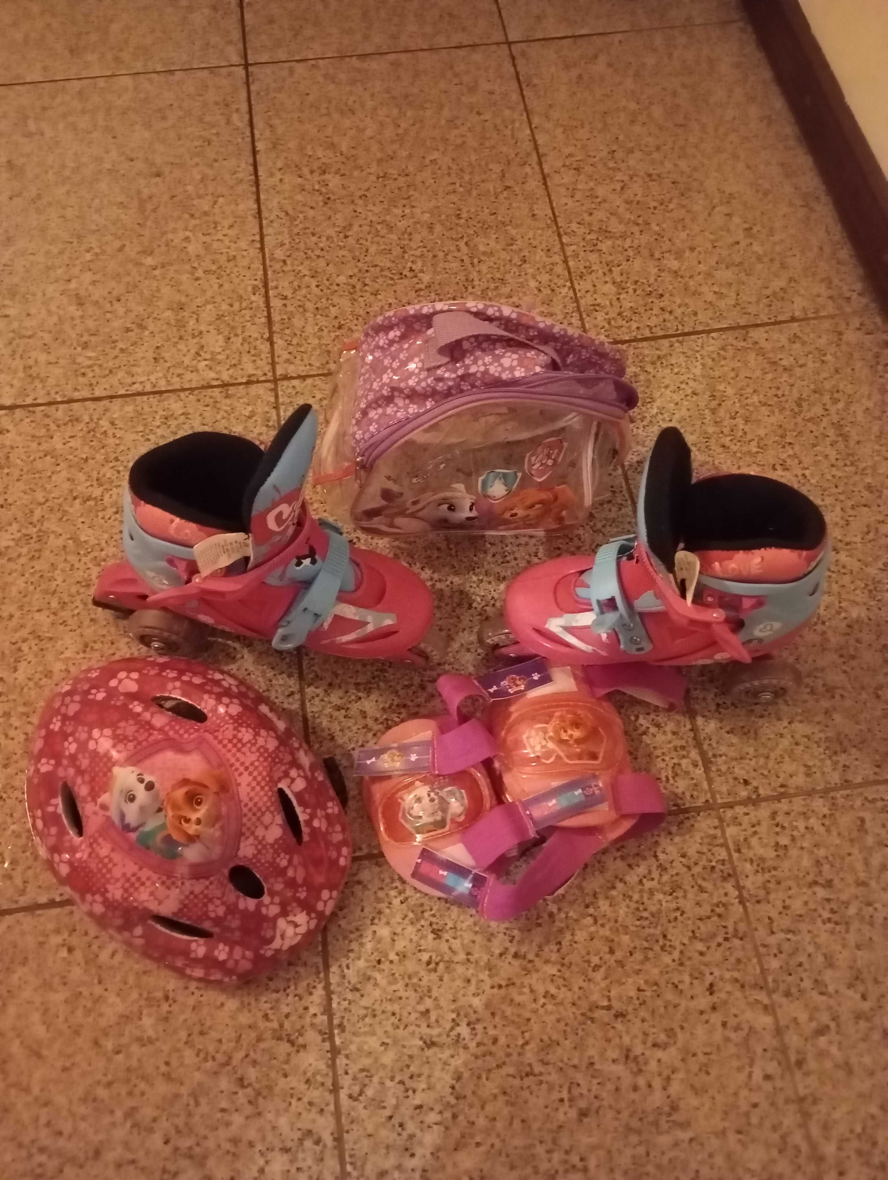Patins em linha + mochila com cotoveleiras, joelheiras e capacete.