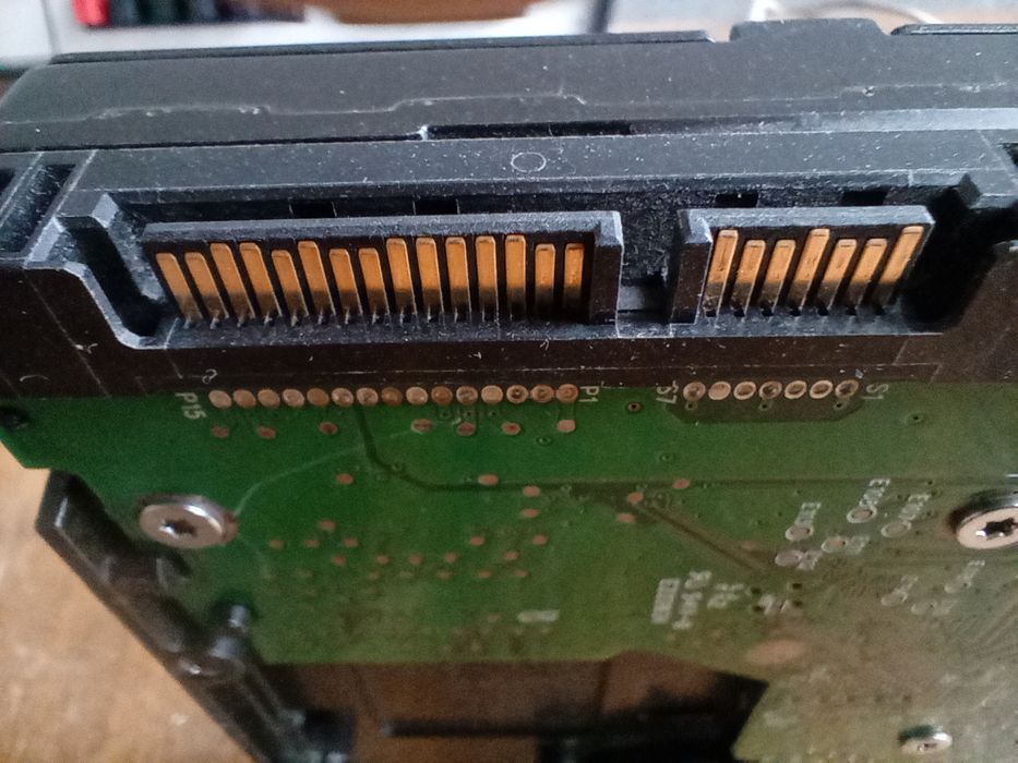 Жорсткий диск 80 gb. Має два потужних магніти.