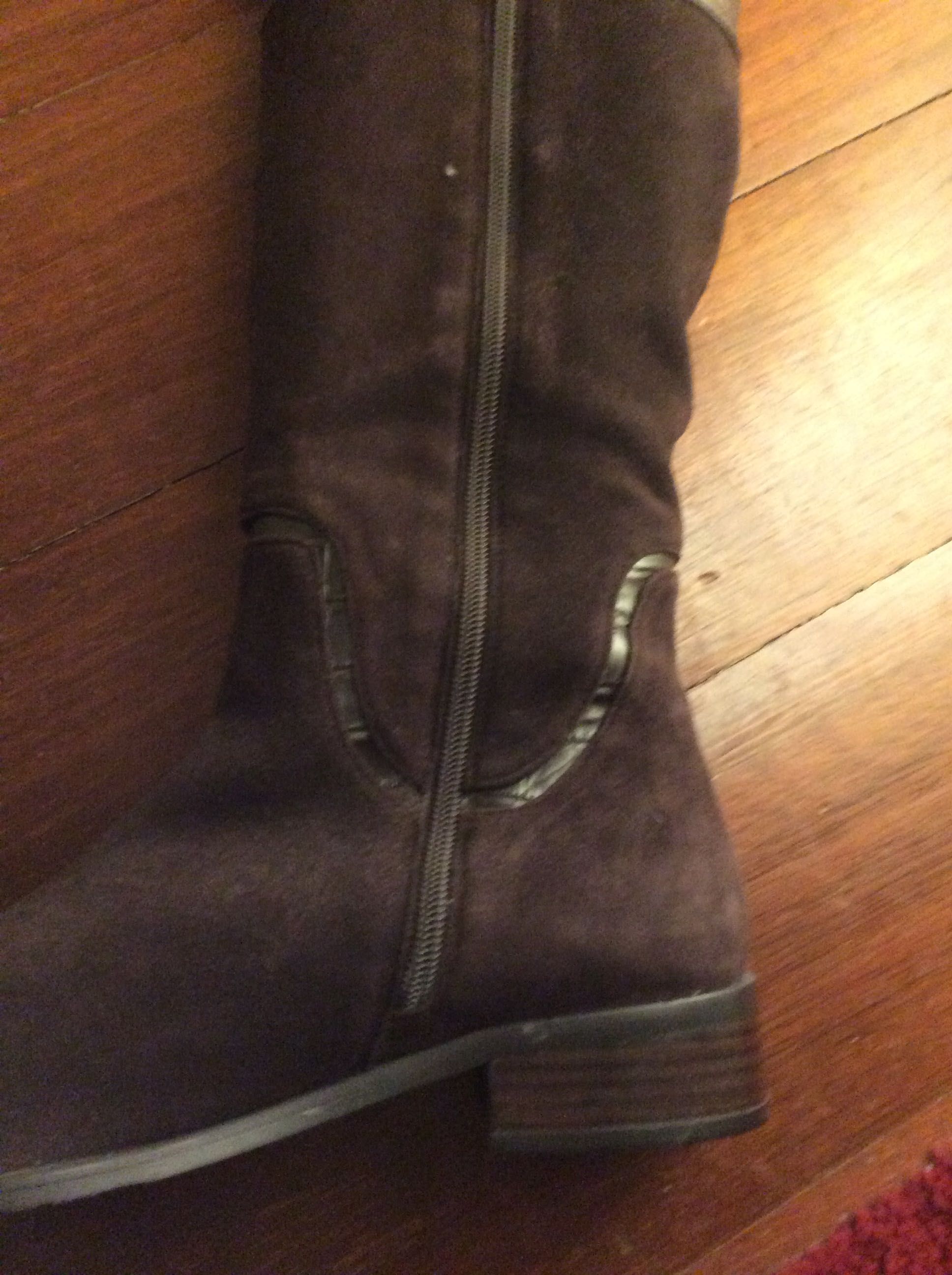 Botas de cano alto castanhas em camurça e pele gravada