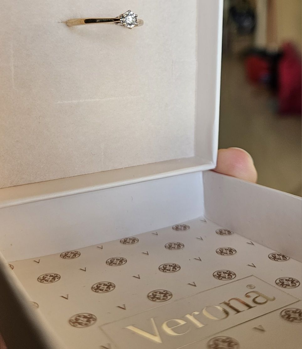 złoty pierścionek zaręczynowy Verona ze złota diamentem brylantem r.11