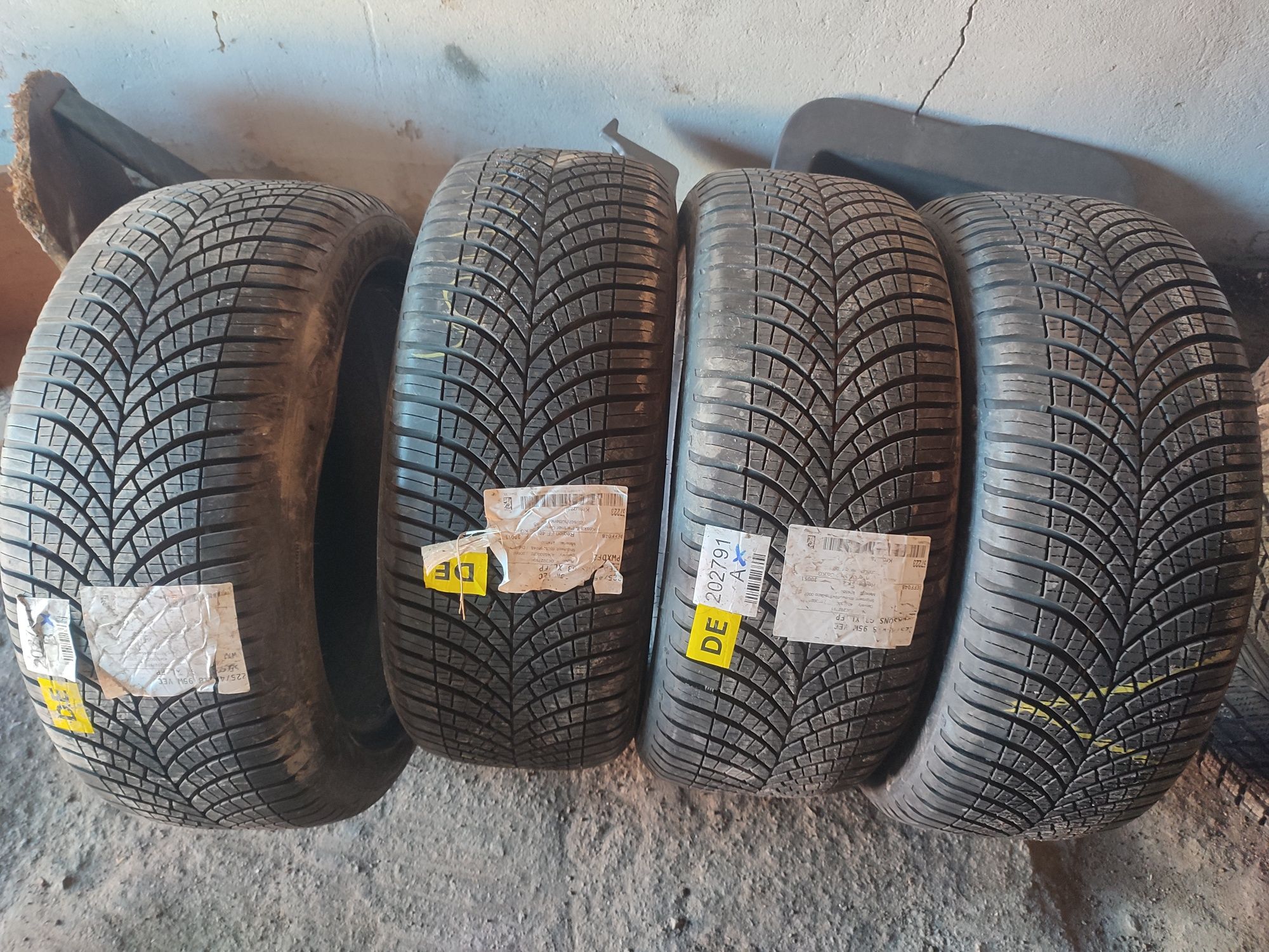 Резина 225/45/18 Состояние Новой Комплект Goodyear