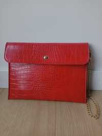 Czerwona błyszcząca torebka kopertówka, wężowy wzór, na łańcuszku