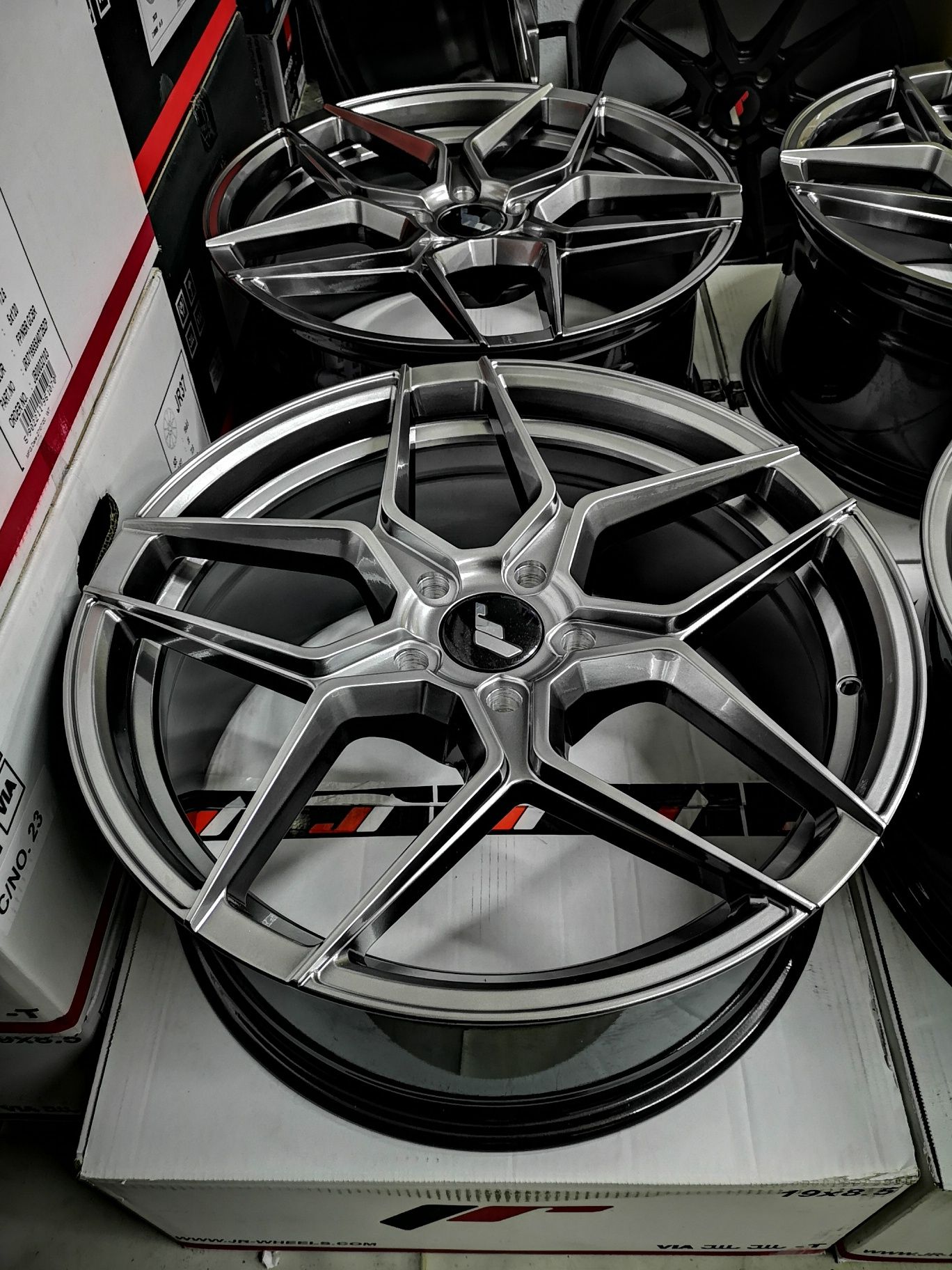 Felgi Japan Racing JR34 19" 19x8,5 ET40 5x114,3 Lexus IS200 GS200