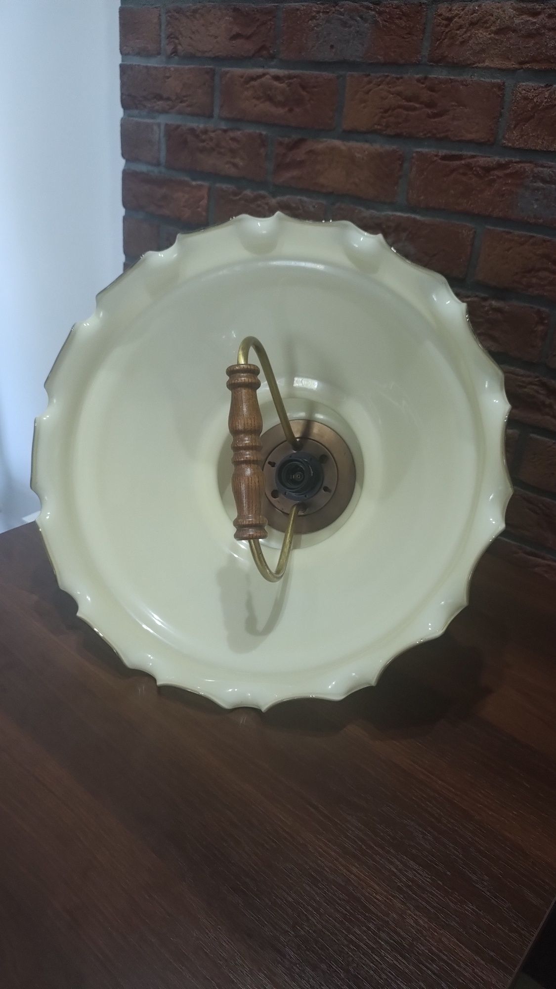 Wisząca lampa z dużym kloszem