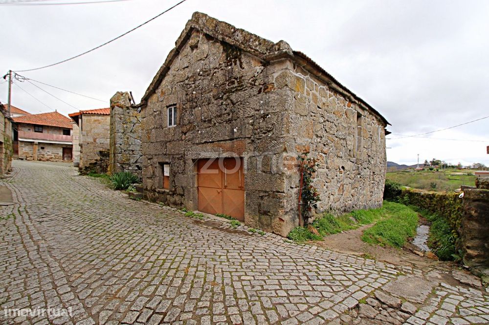 Duas Casas em Pedra para Reabilitação em Tourém, Montalegre