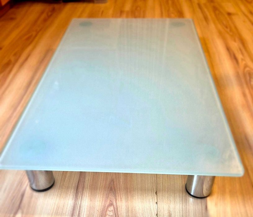 Stolik ze szkła hartowanego pod telewizor