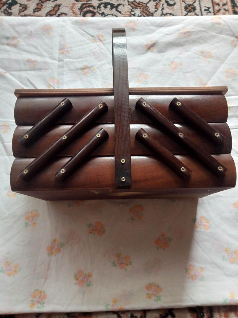 Drewniana szkatułka, kuferek obity materiałem vintage
