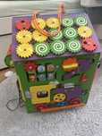 Drewniany domek tablica sensoryczna manipulacyjna