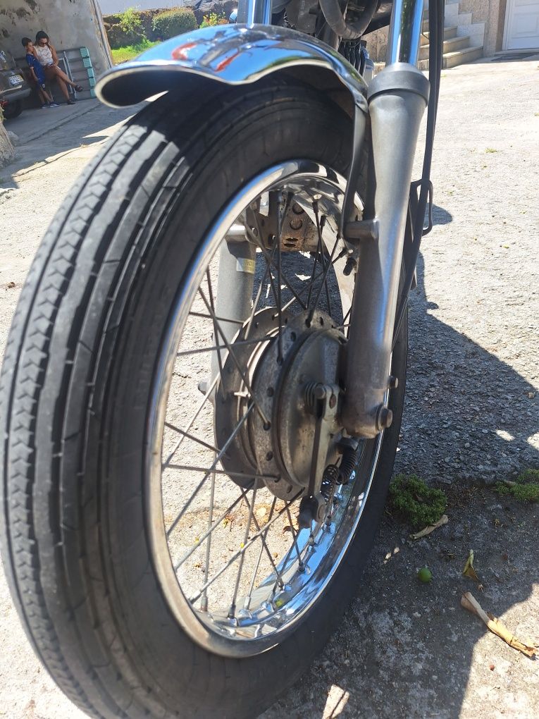 Honda CM 125 muito bem estimada