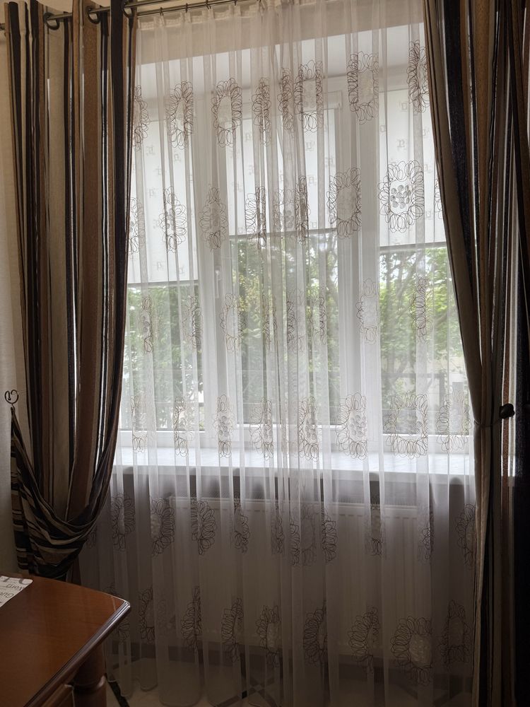 Штори з кільцями з кріпленням на стіну