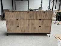Komoda 140 x 81 cm z 7 szufladami do salonu sypialni Pojemna