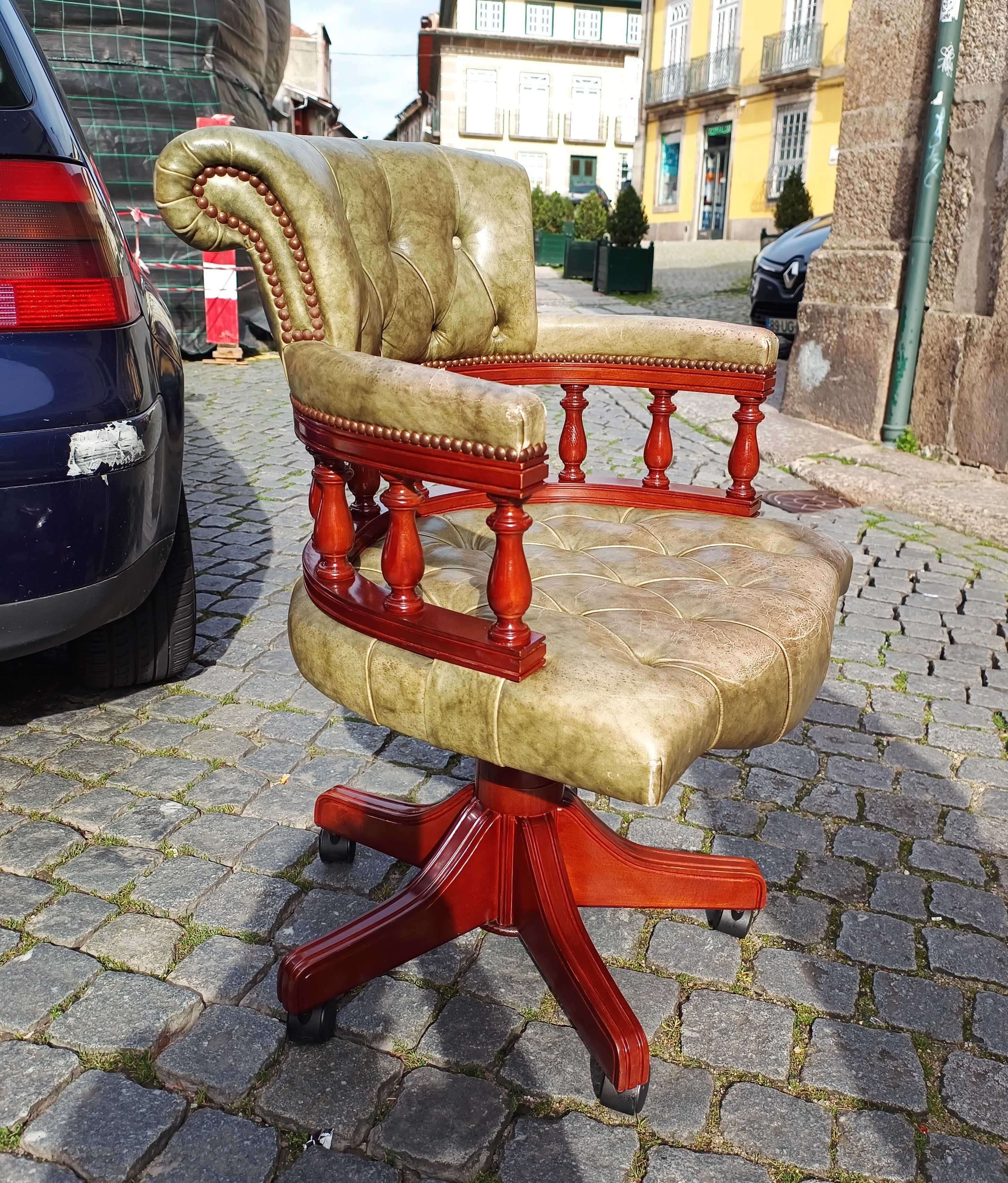 Cadeirão Chesterfield Rotativo