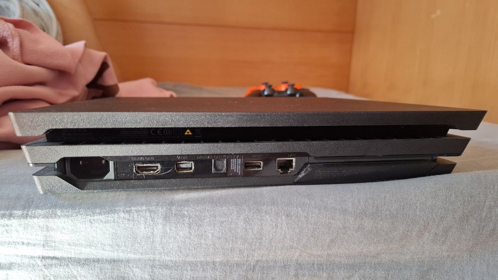 Ps4 pro c/2 comandos + Fifa 22