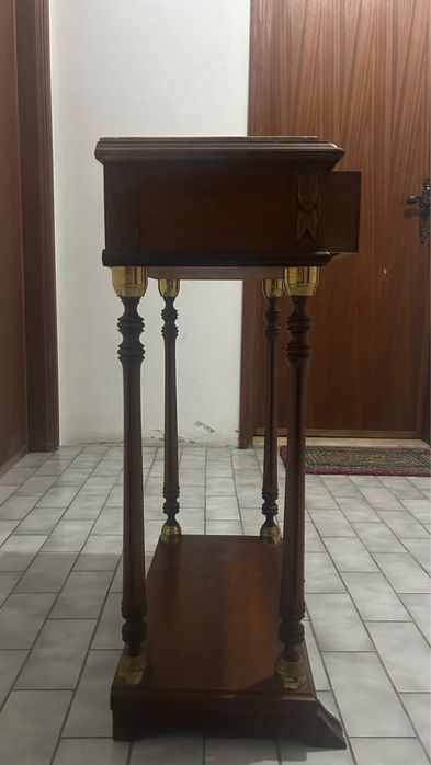 Mesa de apoio antiga em madeira com tampo em mármore