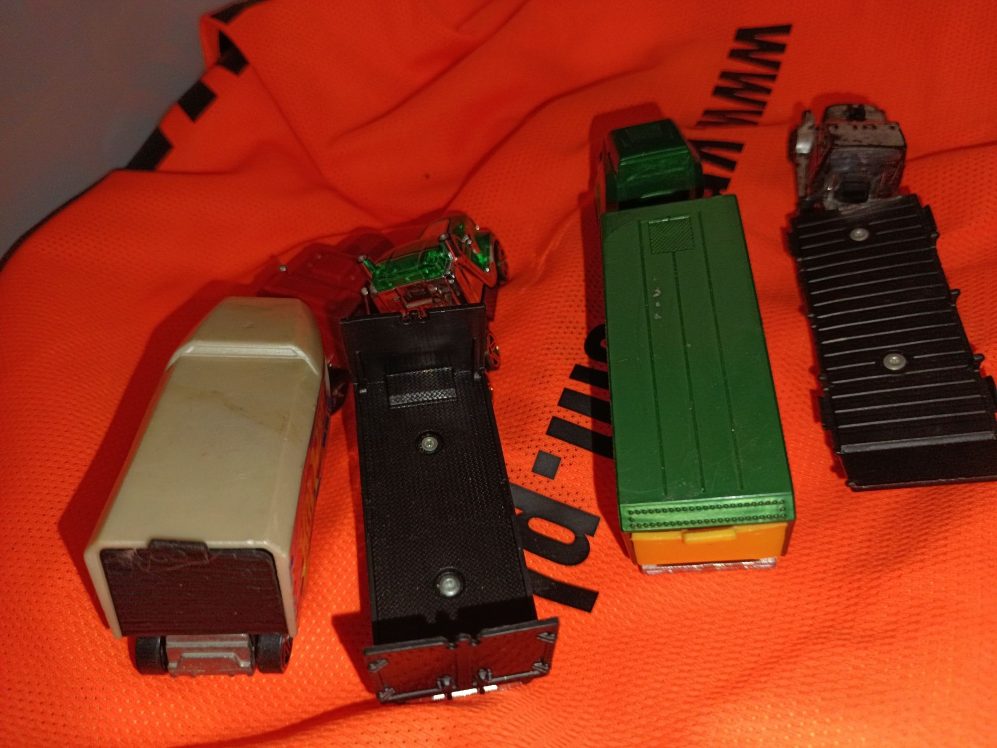 4 modele ciężarówek z naczepami od Hot wheels
