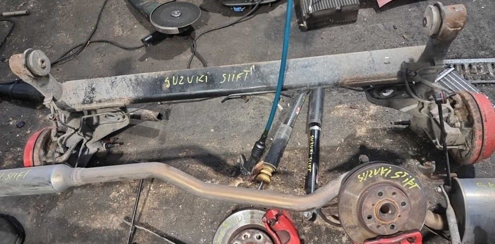 amortyzator sprężyna wahacz zacisk piasta belka Suzuki Swift III