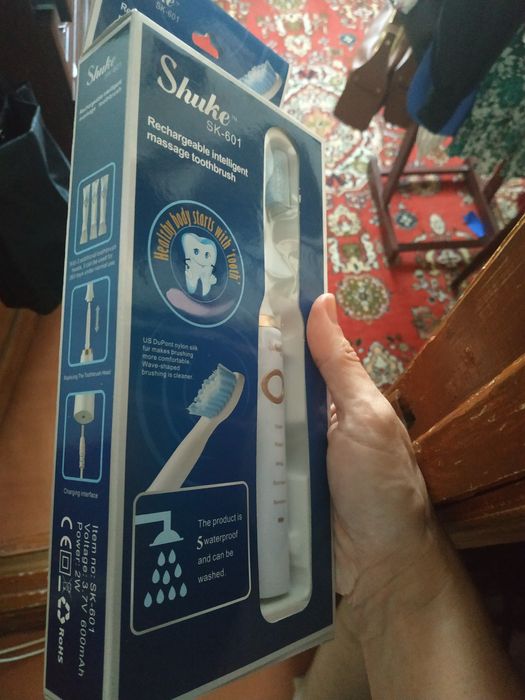 бiла електрична зубна щітка з 4 насадками